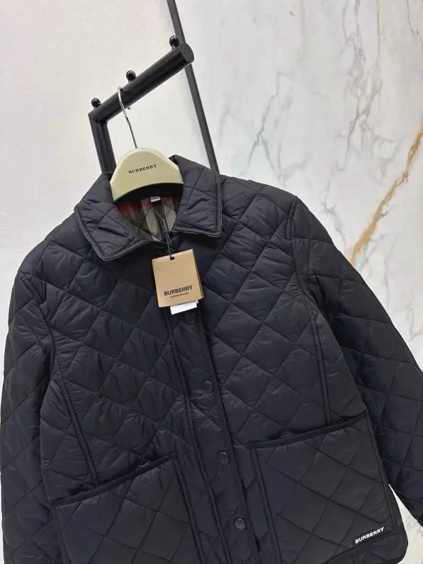 Burberry Куртка женская — Фото 2