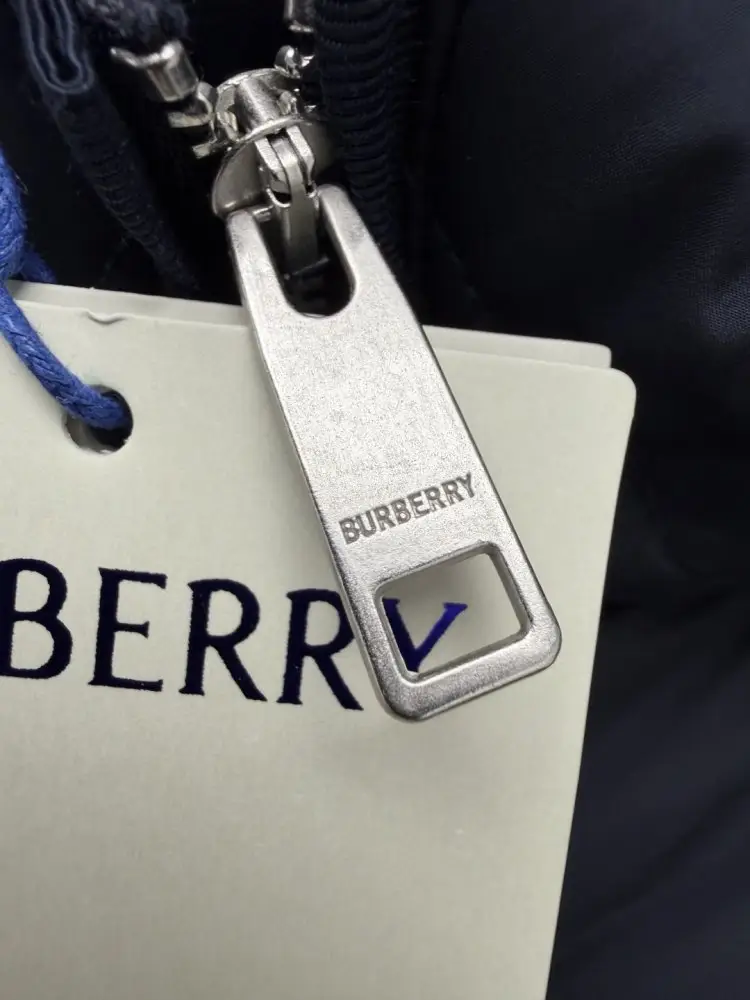 Burberry Куртка женская — Фото 3