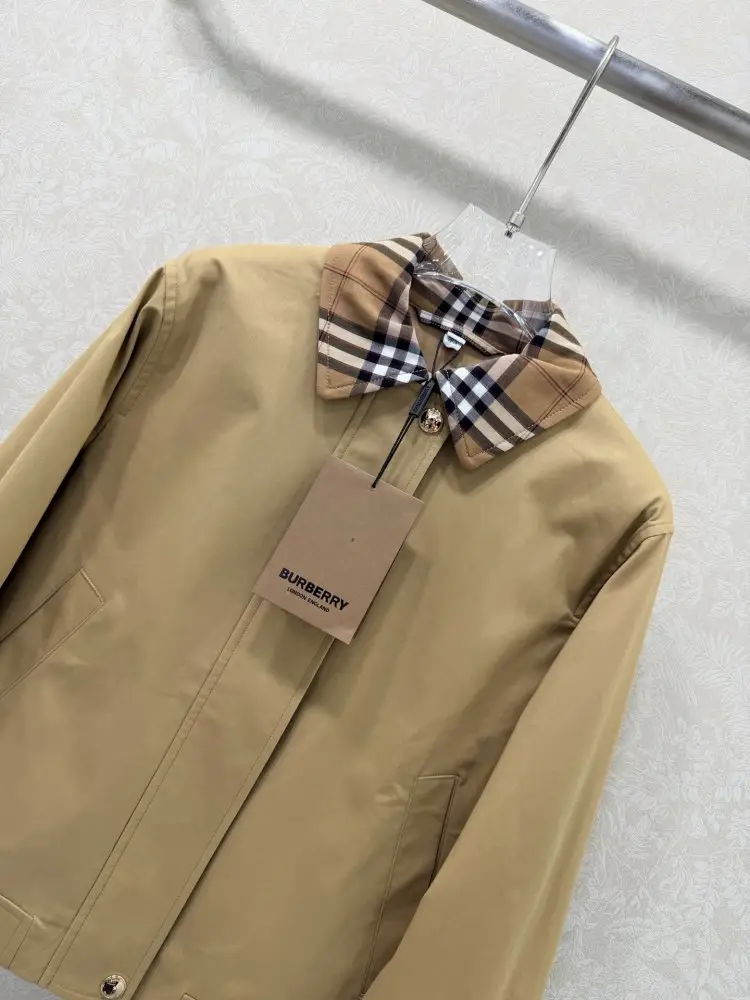 Burberry Куртка женская — Фото 3