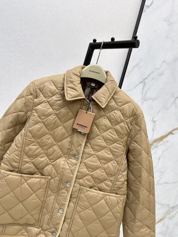 Burberry Куртка женская — Фото 3