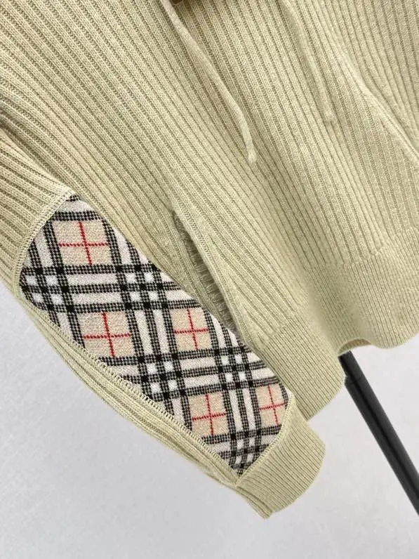 Burberry Knitted pullover from hood — Photo 4