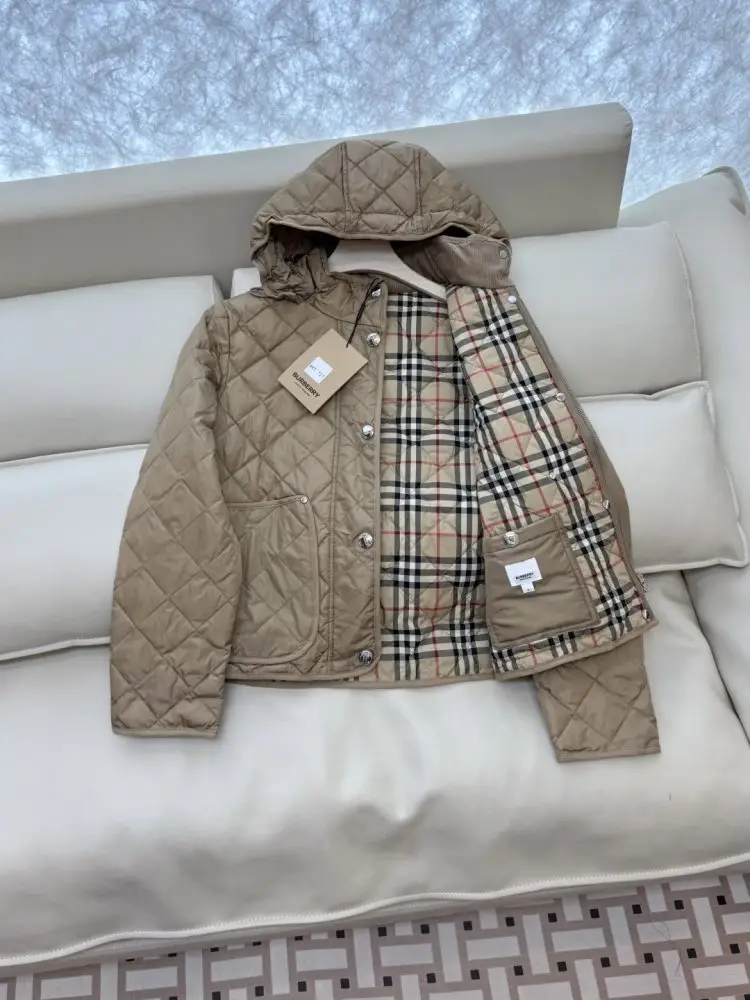 Burberry Light jacket on feathers women's — Photo 4