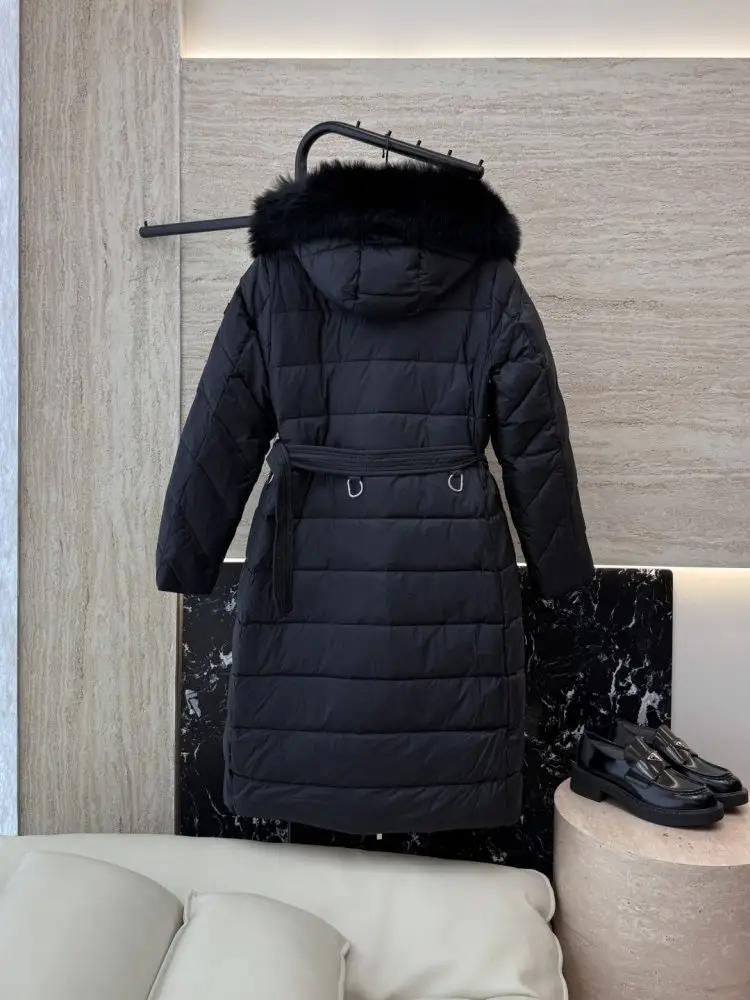Burberry Long jacket on feathers with removable collar of fox fur — Photo 2