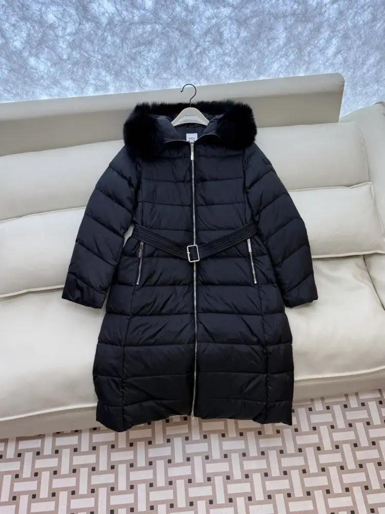 Burberry Long jacket on feathers with removable collar of fox fur — Photo 3