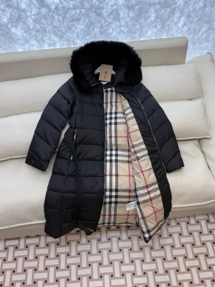 Burberry Long jacket on feathers with removable collar of fox fur — Photo 4