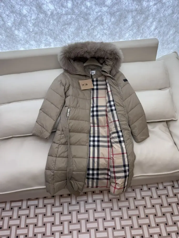 Burberry Длинная куртка на пуху со съемным воротником из лисьего меха — Фото 4