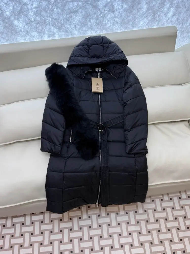 Burberry Long jacket on feathers with removable collar of fox fur — Photo 5