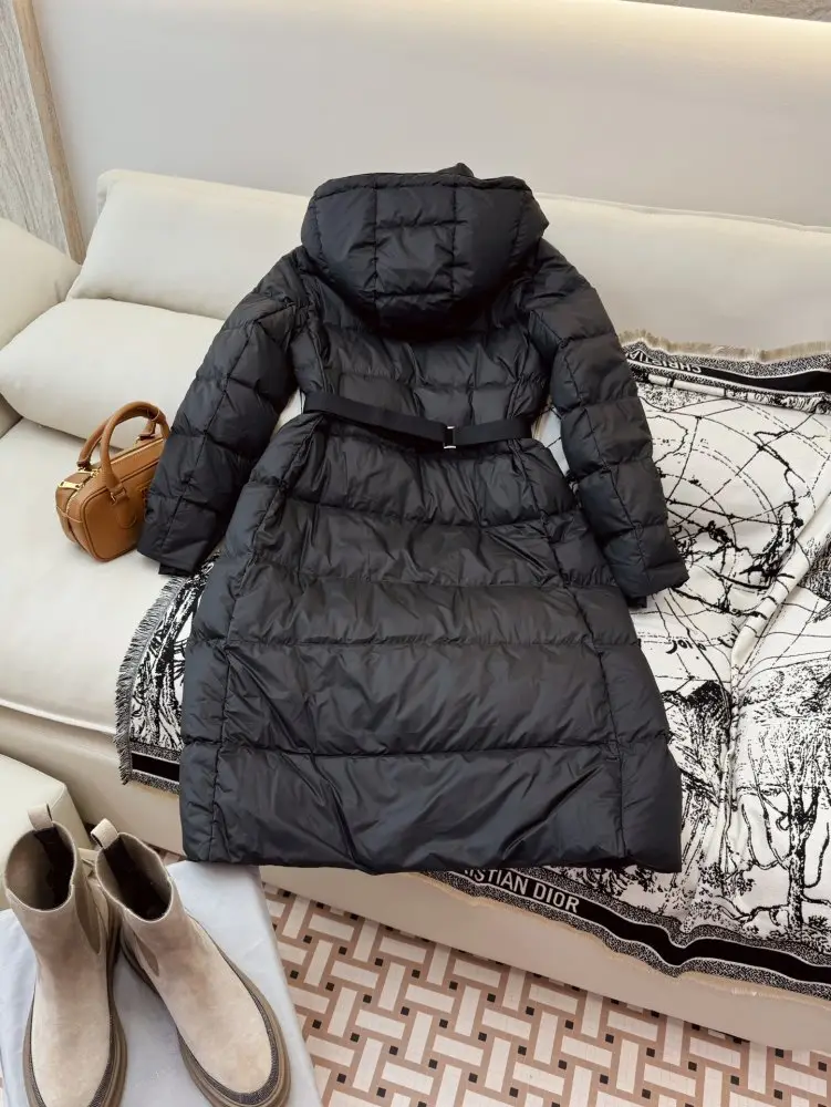 Burberry Приталенная довга пухова куртка жіноча — Фото 2