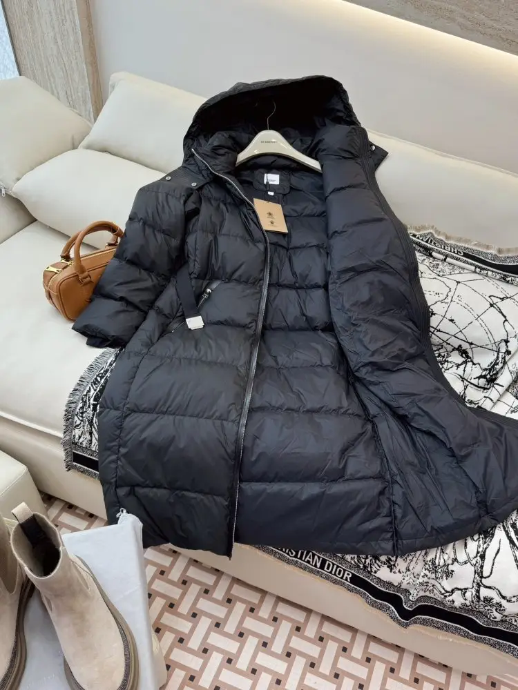 Burberry Приталенная довга пухова куртка жіноча — Фото 4