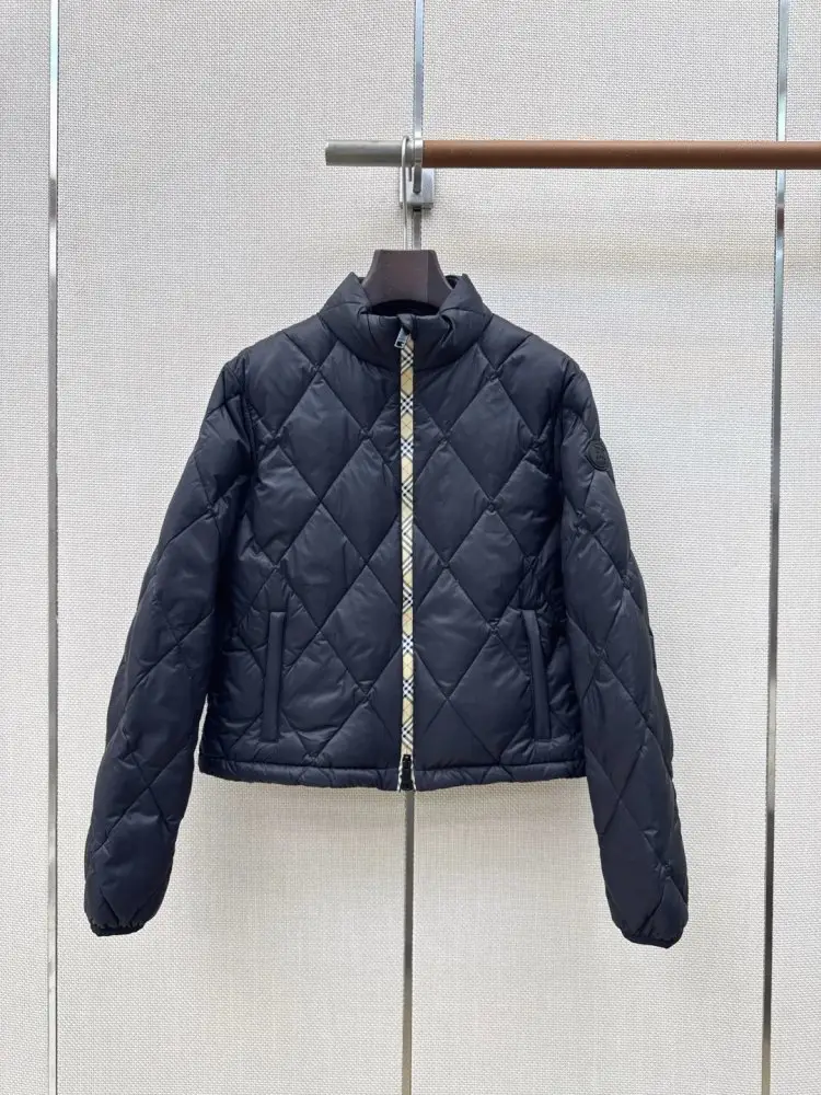 Burberry — Стеганая пухова куртка з коміром-стійкою і ромбовидным візерунком