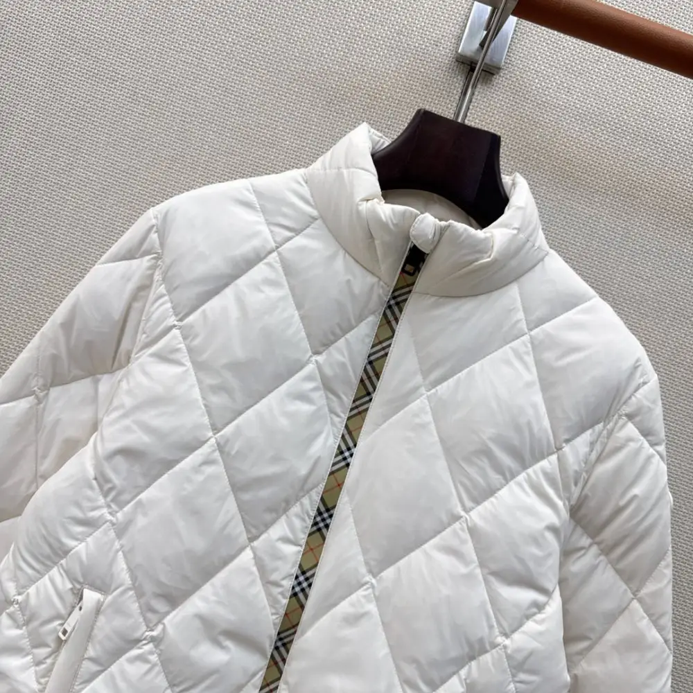 Burberry Стеганая пухова куртка з коміром-стійкою і ромбовидным візерунком — Фото 3