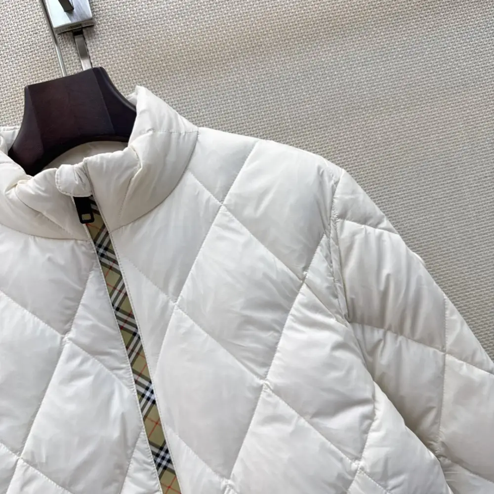 Burberry Стеганая пухова куртка з коміром-стійкою і ромбовидным візерунком — Фото 4
