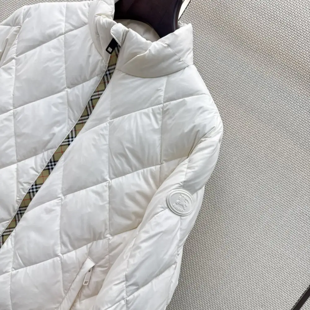 Burberry Стеганая пухова куртка з коміром-стійкою і ромбовидным візерунком — Фото 5