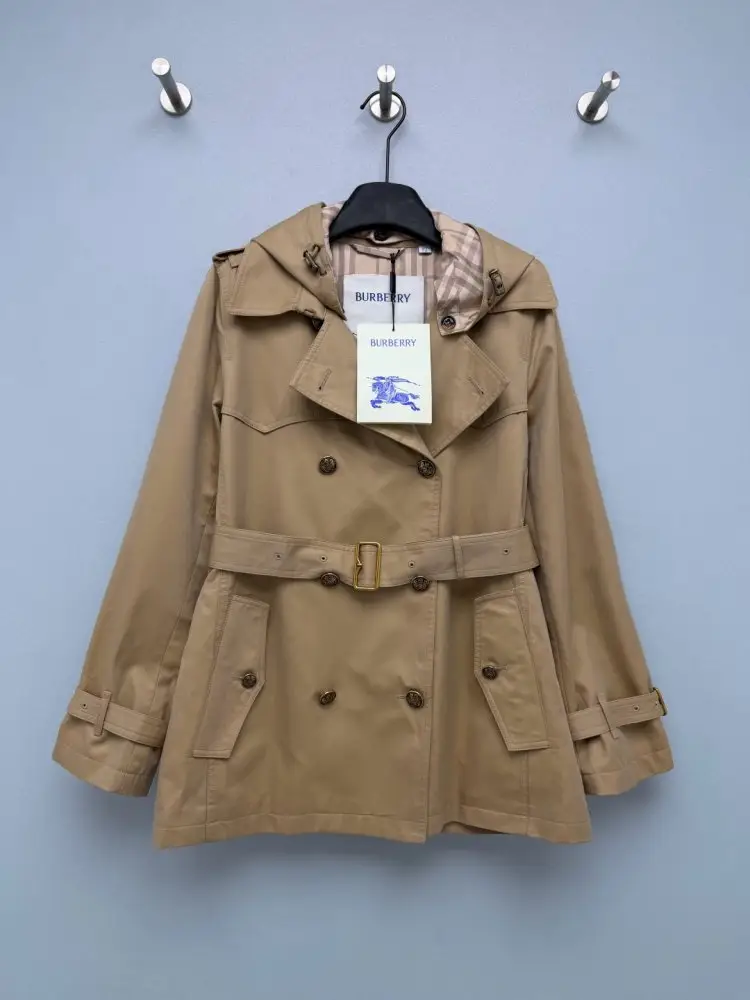 Burberry — Короткий двубортный тренч с капюшоном