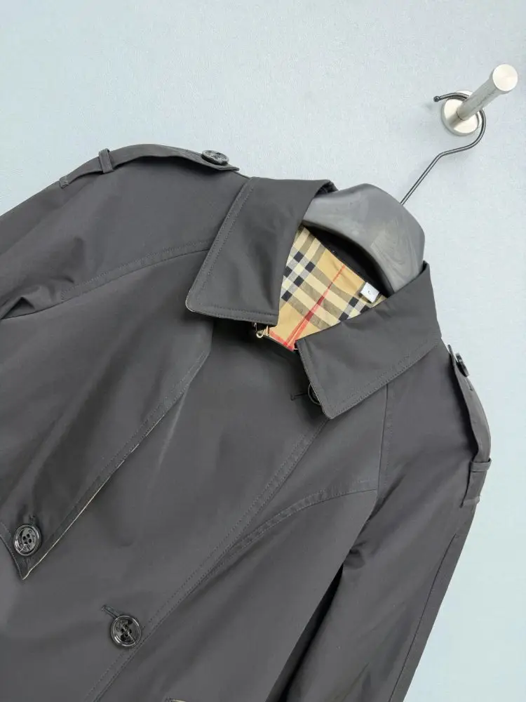 Burberry Short double-breasted trench — Photo 2