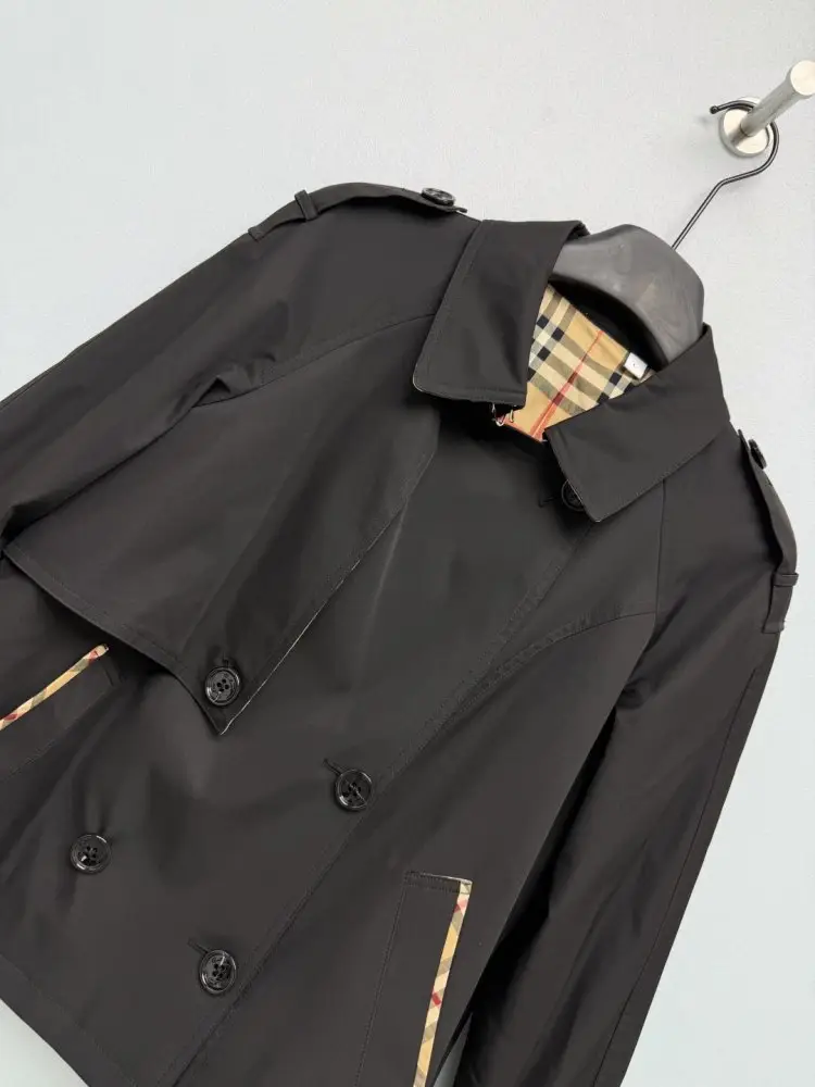 Burberry Short double-breasted trench — Photo 3