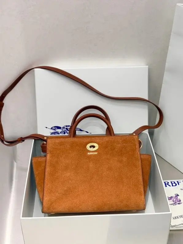 Burberry — Замшева сумка Cotswolds 24 см
