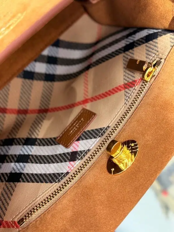 Burberry Замшева сумка Cotswolds 24 см — Фото 2