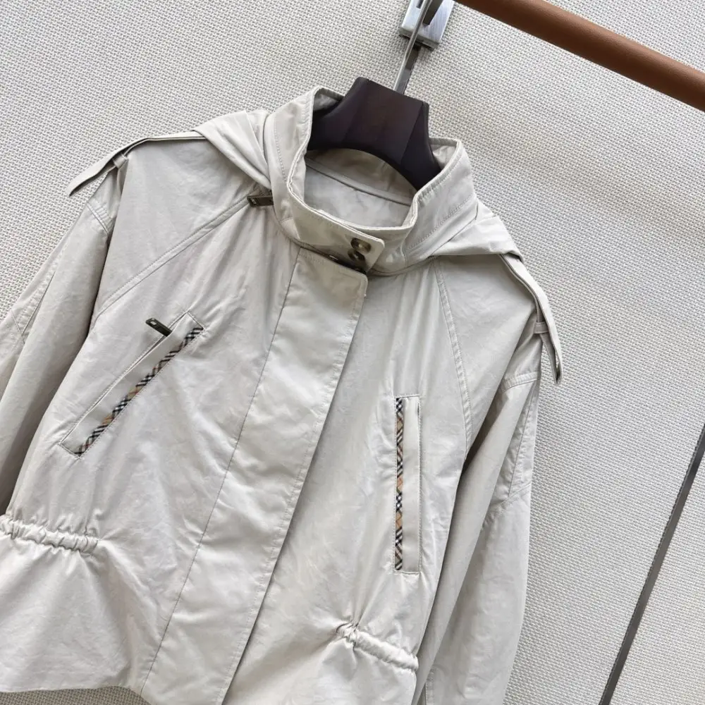 Burberry Trench from hood — Photo 2