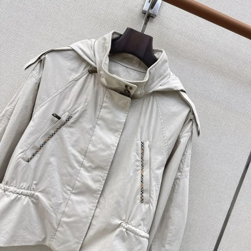 Burberry Trench from hood — Photo 2