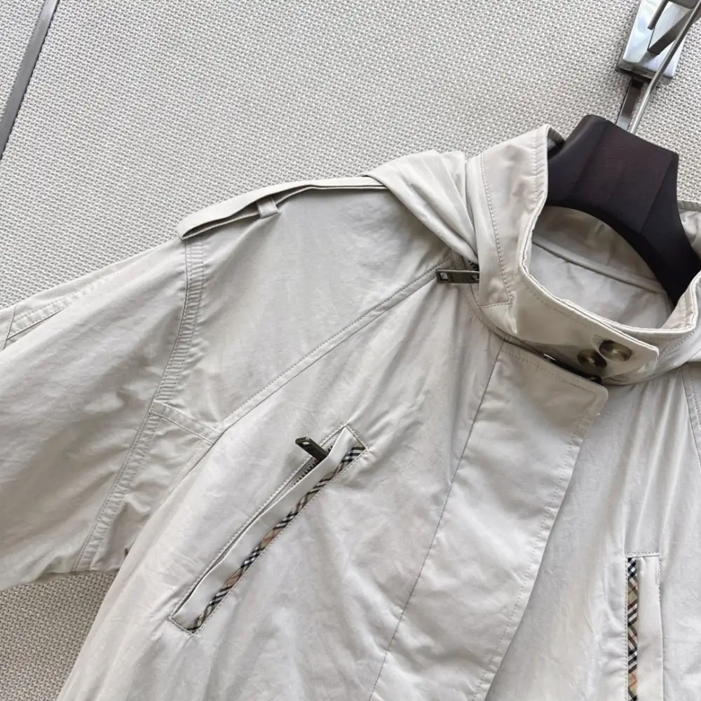 Burberry Trench from hood — Photo 3