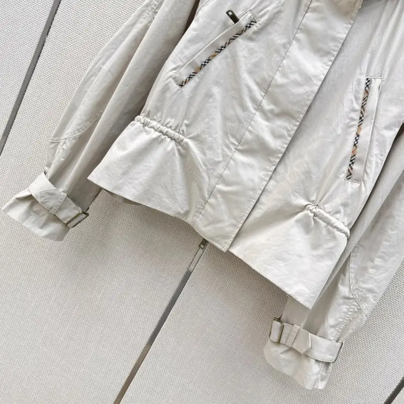 Burberry Trench from hood — Photo 4
