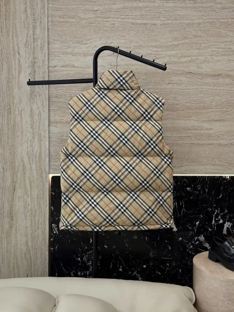 Burberry Жилетка на пуху женская — Фото 2