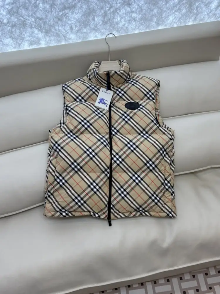 Burberry Жилетка на пуху женская — Фото 3