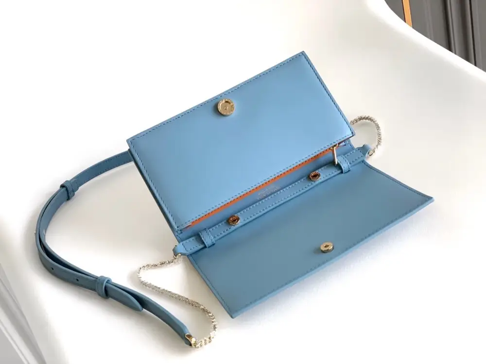 BVLGARI Purse INFINITUM 19 cm on chain — Photo 4