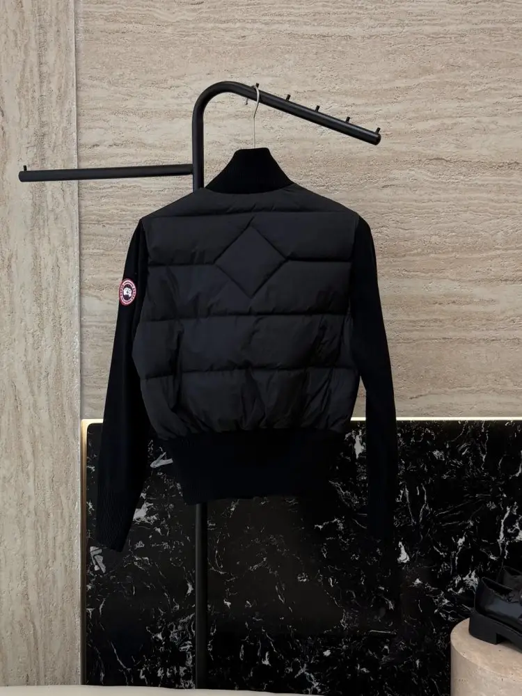Canada Goose Jacket on feathers women's from кшемировыми sleeves — Photo 2