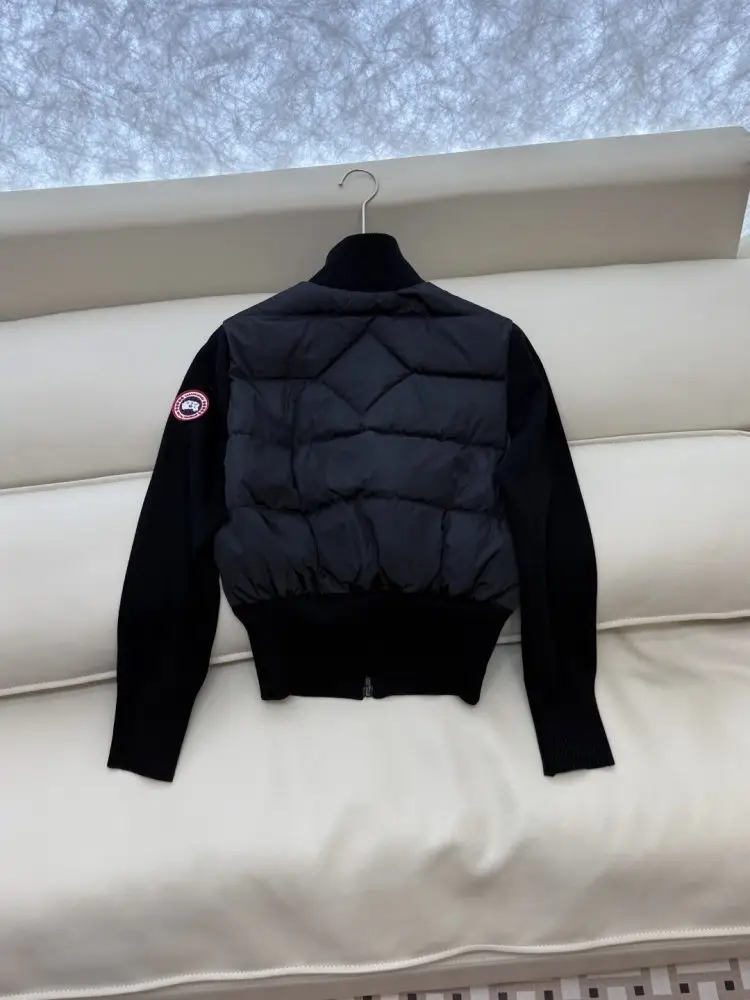 Canada Goose Jacket on feathers women's from кшемировыми sleeves — Photo 4