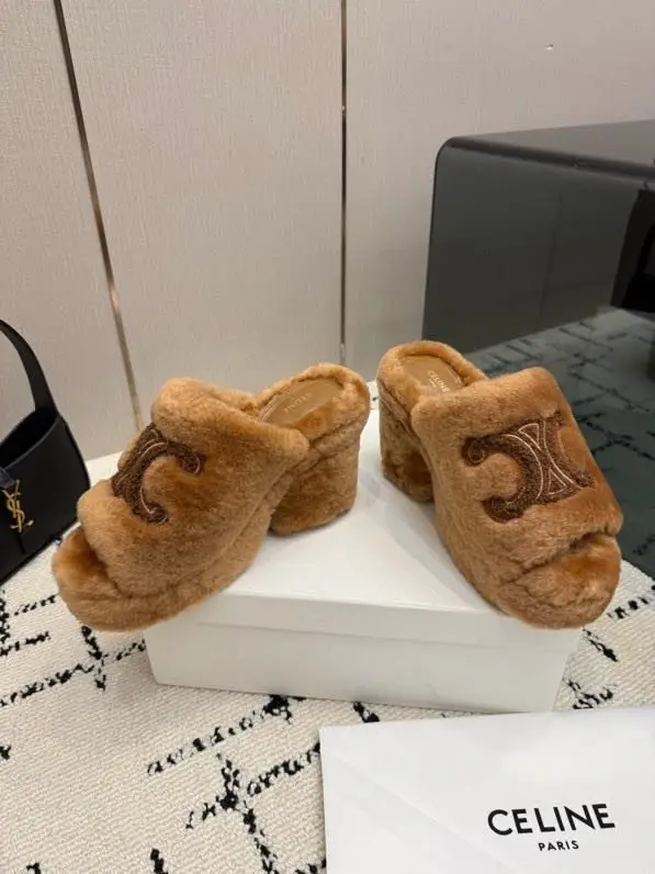 Celine Босоніжки хутряні на платформі — Фото 2