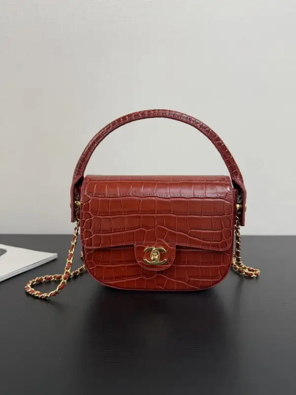 Chanel — Сумка 26A Métiers d'Art 20 см в коже крокодила