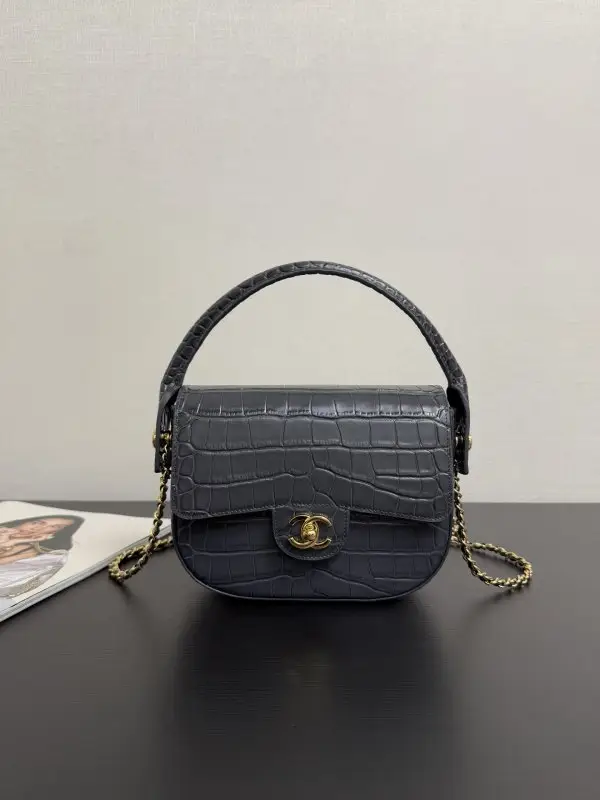 Chanel — Сумка 26A Métiers d'Art 20 см в коже крокодила