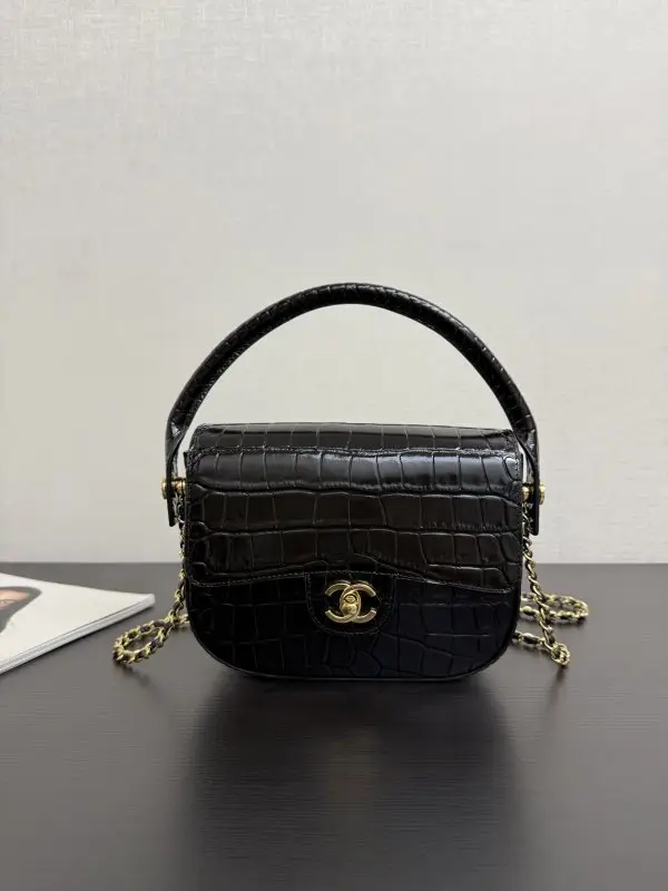 Chanel — Сумка 26A Métiers d'Art 20 см в коже крокодила