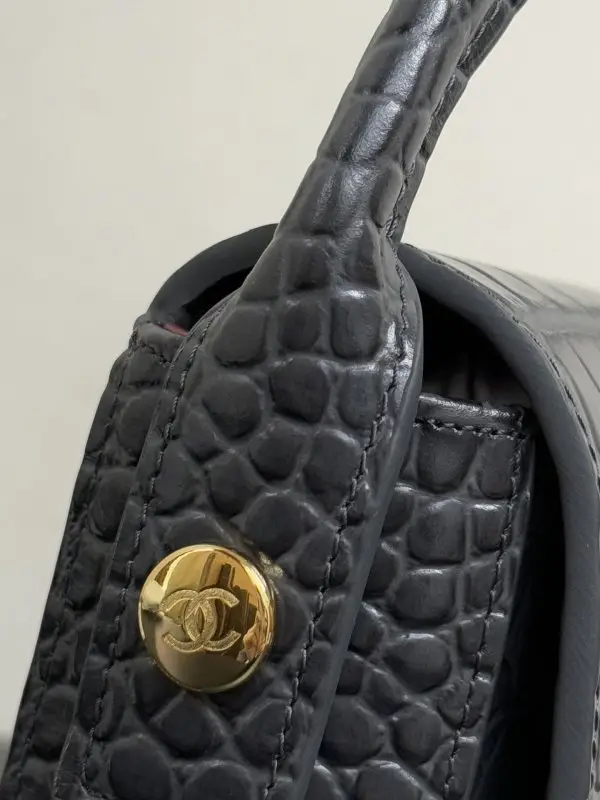 Chanel Сумка 26A Métiers d'Art 20 см в шкірі крокодила — Фото 3