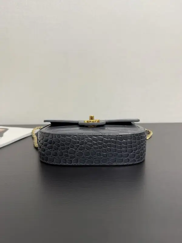 Chanel Сумка 26A Métiers d'Art 20 см в шкірі крокодила — Фото 5