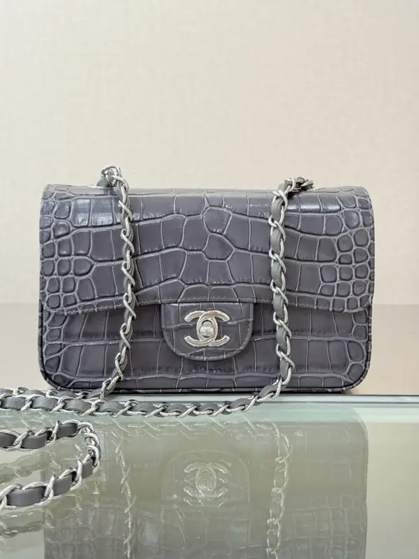 Chanel — Сумка через плече small Double Flap 20 см з шкіри крокодила