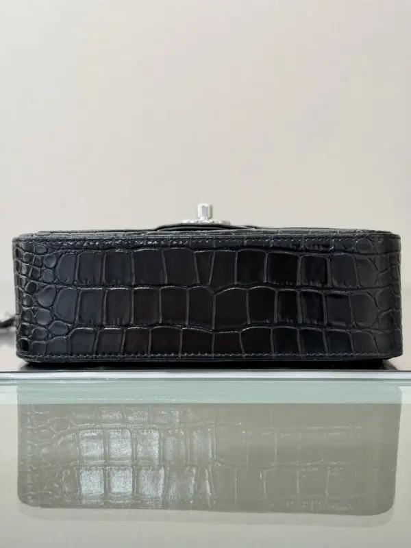 Chanel A bag across shoulder small Double Flap 20 cm of skin crocodile — Photo 3