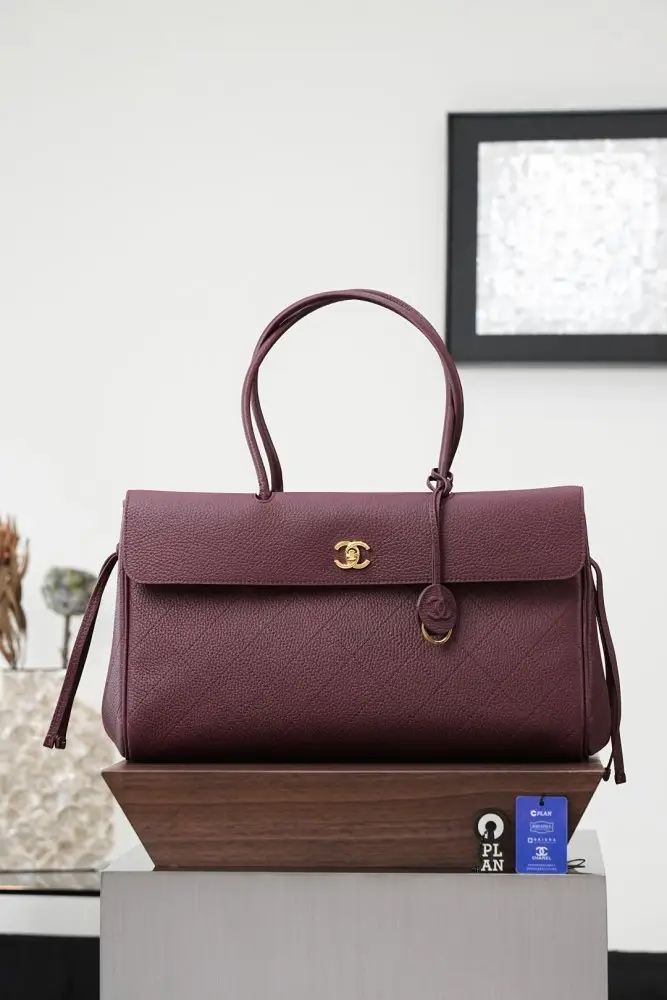 Chanel — Сумка багет 38 см из зернистой телячьей кожи