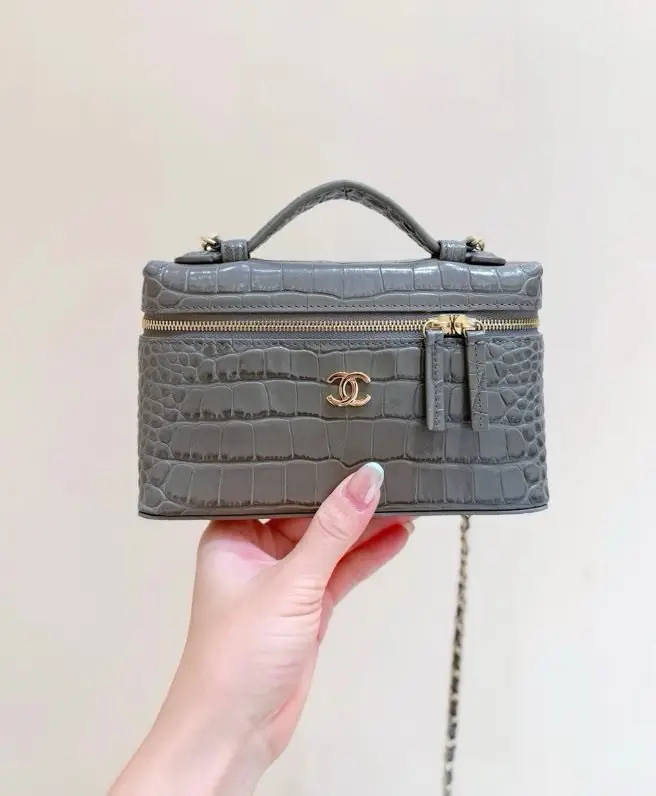 Chanel — A bag beautician 26A Métiers d'Art 19 cm of skin crocodile