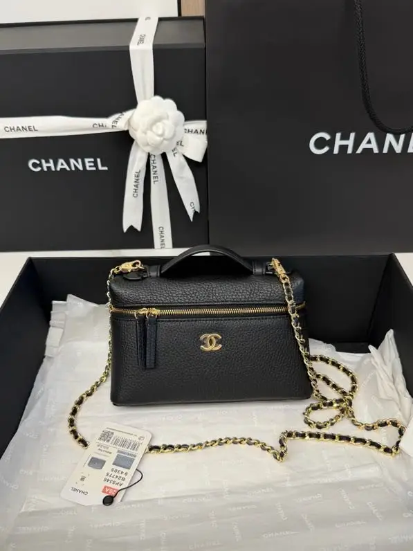 Chanel — Сумка косметичка кожаная 19 см