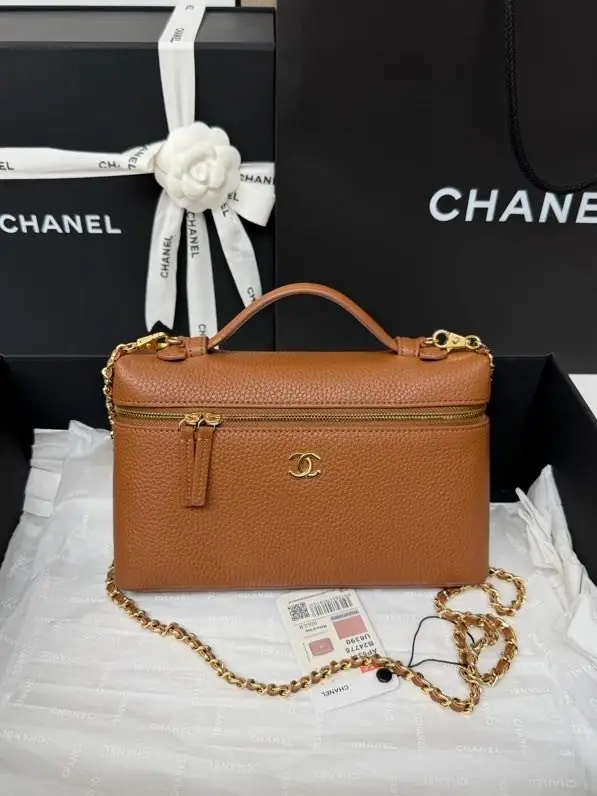 Chanel — Сумка косметичка шкіряна 19 см