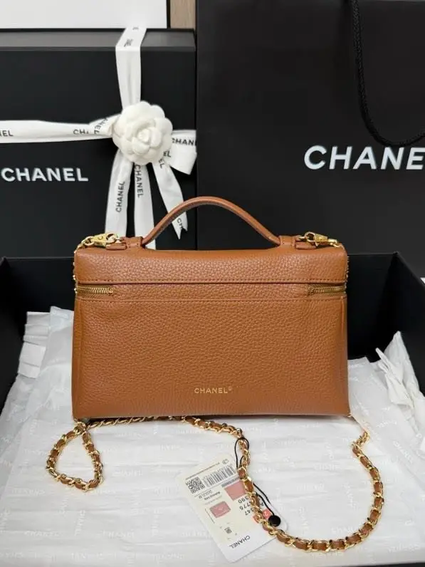 Chanel A bag beautician leather 19 cm — Photo 3