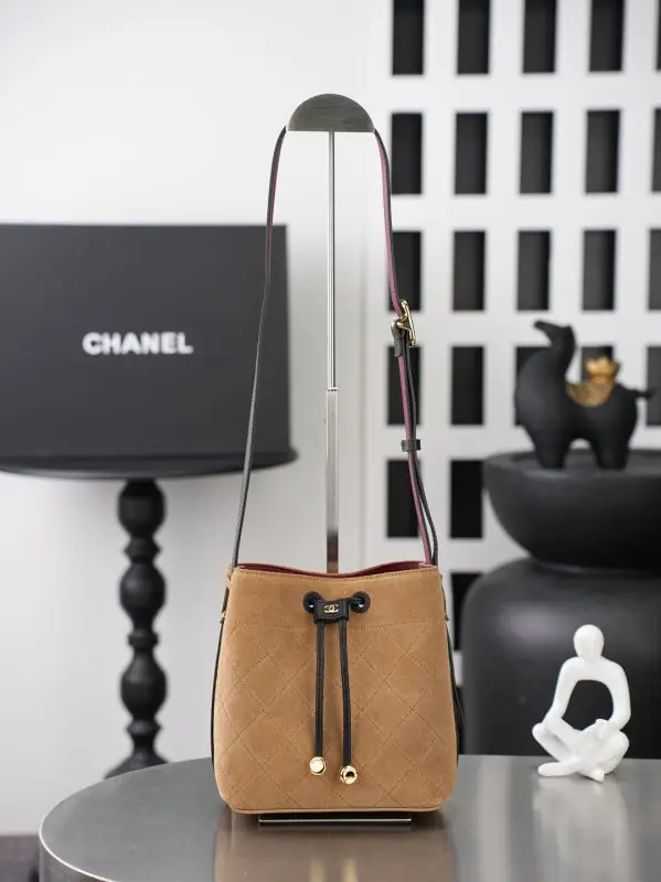 Chanel — A bag bucket leather 16 cm
