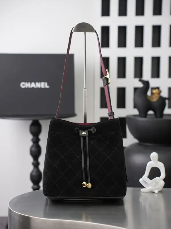 Chanel — A bag bucket leather 23 cm