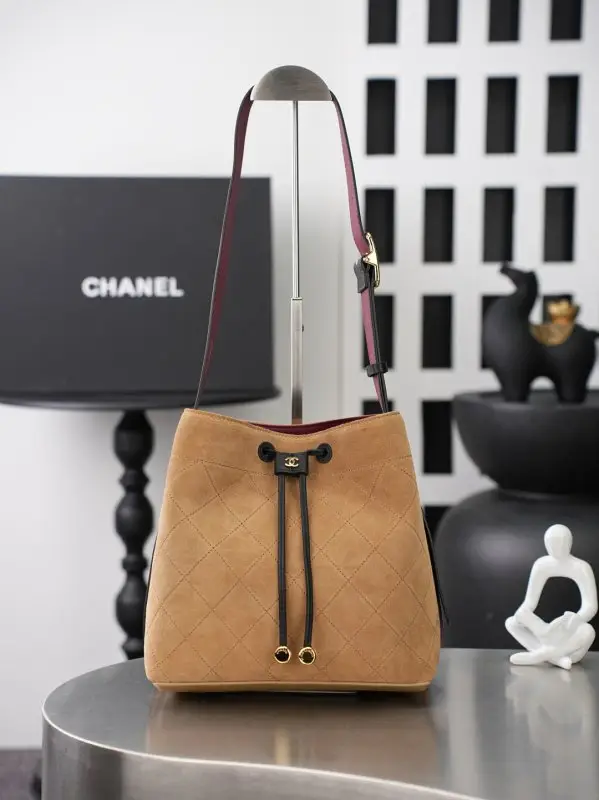 Chanel — A bag bucket leather 23 cm