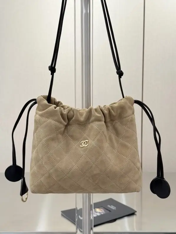 Chanel — A bag bucket leather Lucky Bag 22 cm