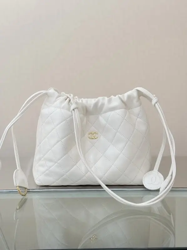 Chanel Сумка ведро кожаная Lucky Bag 22 см — Фото 2