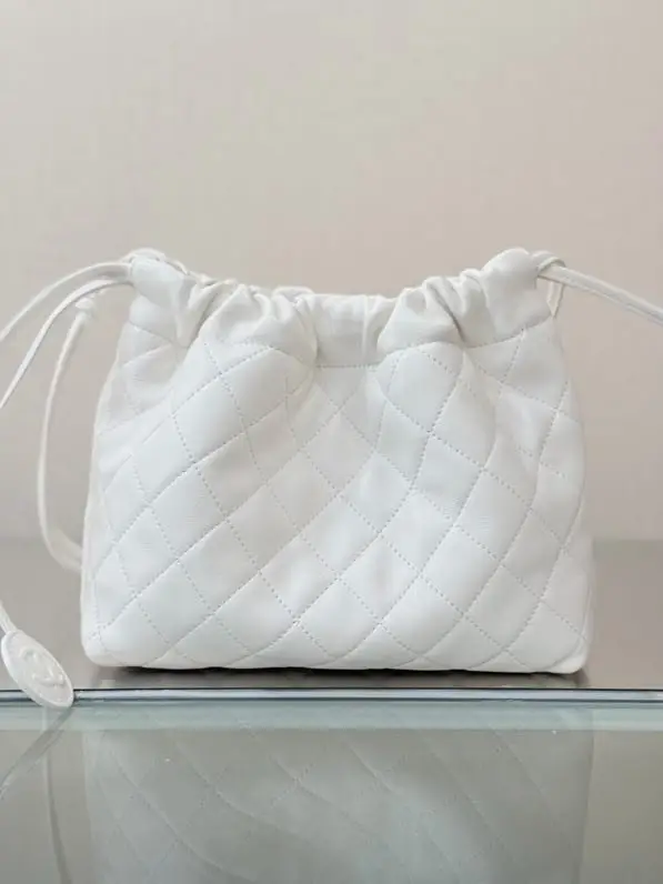 Chanel Сумка ведро кожаная Lucky Bag 22 см — Фото 3